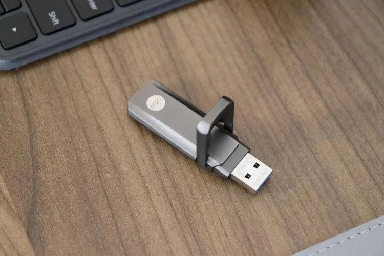 电脑插上u盘很卡怎么回事？u盘一连接电脑就卡怎么办？